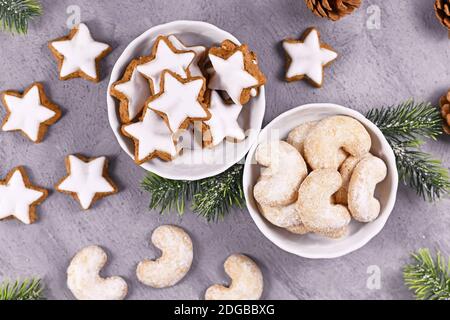 Bols avec biscuits de Noël traditionnels allemands et autrichiens, l'un rempli de biscuits aux étoiles de cannelle, l'autre avec des biscuits aux amandes en forme de camout Banque D'Images