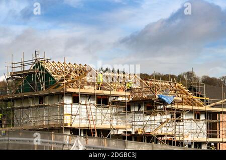 Cardiff, pays de Galles - décembre 2020 : construction d'échafaudages autour de maisons sur un nouveau développement de logements à la périphérie de Cardiff. Banque D'Images