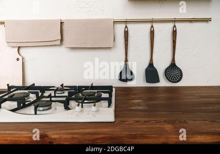 Cuisine avec comptoir en bois, plaque de cuisson et ustensiles de cuisine Banque D'Images