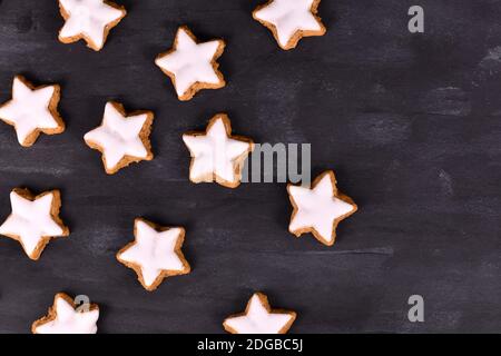 Biscuits de Noël à la cannelle émaillée en forme d'étoile allemande appelés « Zimtsterne » armoire noir foncé Banque D'Images