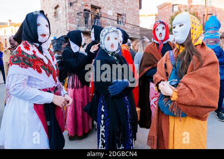 Mascaritas - Figures masquées. Carnaval de Luzon. Deux personnages sont les protagonistes du Carnaval de Luzon, des Devils et des figures masquées - Diablos y mascarit Banque D'Images