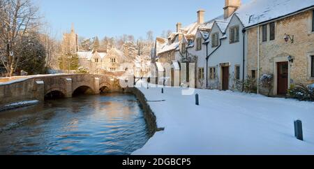 Bâtiments le long de la rue enneigée, Castle Combe, Wiltshire, Angleterre Banque D'Images