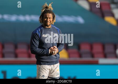 Denny Solomona de sale Sharks pendant l'échauffement avant le match Banque D'Images