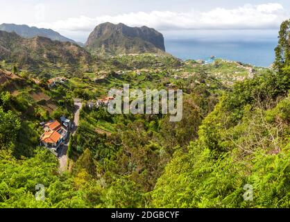 Vue panoramique sur Porto da Cruz et Penha de Aguia depuis Portela, Madère, Portugal Banque D'Images