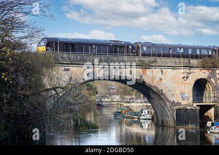 Royal Soverign train traversant le pont à l'extérieur de la gare de Bath lors de la visite du Prince William et de Kate à Bath, Somerset, Royaume-Uni, le 8 décembre 2020 Banque D'Images