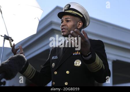 Washington, États-Unis. 08 décembre 2020. Le chirurgien général américain Jerome Adams parle à l'extérieur de l'aile ouest de la Maison Blanche à Washington, DC, le mardi 8 décembre 2020. Photo d'Oliver Contreras/UPI crédit: UPI/Alay Live News Banque D'Images