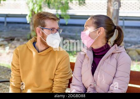 Homme et femme dans un masque médical. Portrait de famille pendant une pandémie. Masque médical de protection. Protection contre le virus pandémique Covid 19 Banque D'Images