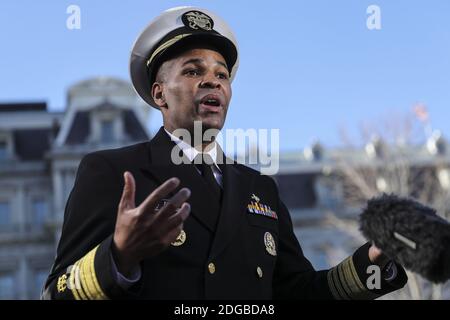 Washington, États-Unis. 08 décembre 2020. Le chirurgien général américain Jerome Adams parle à l'extérieur de l'aile ouest de la Maison Blanche à Washington, DC, le mardi 8 décembre 2020. Photo d'Oliver Contreras/UPI crédit: UPI/Alay Live News Banque D'Images