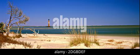 Plage avec phare en arrière-plan, phare de Morris Island, Morris Island, Caroline du Sud, États-Unis Banque D'Images