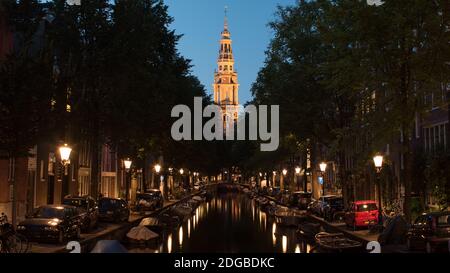 Vue de nuit sur le canal d'Amsterdam, Pays-Bas et Zuiderkerk Banque D'Images