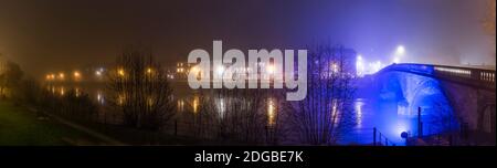 Bewdley, Royaume-Uni. 7 décembre 2020. Le brouillard de basse altitude a persisté toute la journée à Bewdley et comme la nuit tombe sur cette ville pittoresque du Worcestershire, le pont de Bewdley a l'air très mystérieux entouré d'une lumière bleue brumeuse avec les lumières de Noël de la ville au bord de la rivière Severn. Crédit: Lee Hudson Banque D'Images