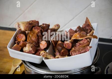 Saucisses de porc, cuisine portugaise traditionnelle dans le nord et l'intérieur du Portugal. Banque D'Images