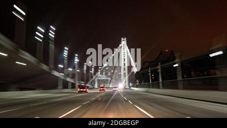 Véhicules sur le Bay Bridge la nuit, baie de San Francisco, San Francisco, Californie, États-Unis Banque D'Images