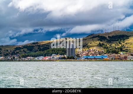 Vue sur Puno et le lac Titicaca au Pérou Banque D'Images