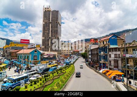 Paysage urbain et circulation sur la route principale Avenida Ismael Montes de la Paz, Bolivie Banque D'Images