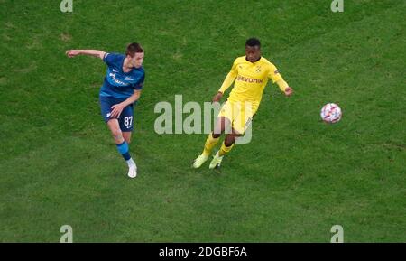 Saint-Pétersbourg, Allemagne. 08th Dec, 2020. Firo: 08.12.2020 Fuvuball: Football: Ligue des champions Zenit St Petersbourg - BVB, Borussia Dortmund duels, Danila Prokhin contre Youssoufa Moukoko | usage dans le monde crédit: dpa/Alay Live News Banque D'Images