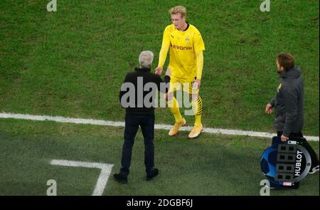 Saint-Pétersbourg, Allemagne. 2020. Firo: 08.12.2020 Fuvuball: Football: Ligue des champions Zenit St Petersburg - BVB, Borussia Dortmund substitution de Julian Brandt par l'entraîneur Lucien Favre | utilisation dans le monde crédit: dpa/Alay Live News Banque D'Images