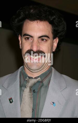 Sacha Baron Cohen de caractère comme Borat Sagdiyev, le journaliste kazakhitan fictif quittant les studios MTV de Times Square à New York le 2 novembre 2006. Crédit photo : Henry McGee/MediaPunch Banque D'Images