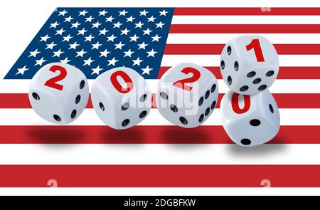 Grand dé avec 2020 2021 écrit sur les côtés, avec le drapeau américain dans le backgrund. Le concept symbolise l'état du pays en 2021 Banque D'Images