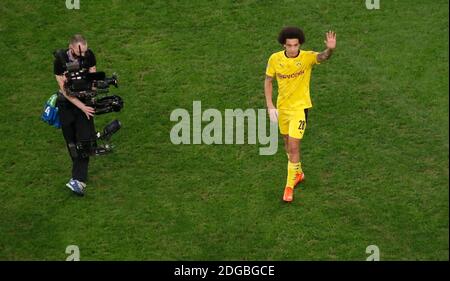 Saint-Pétersbourg, Allemagne. 08th Dec, 2020. Firo: 08.12.2020 Fuvuball: Soccer: Ligue des champions Zenit St Petersburg - BVB, Borussia Dortmund 1: 2 Axel Witsel, remercie les fans russes | usage dans le monde entier crédit: dpa/Alay Live News Banque D'Images