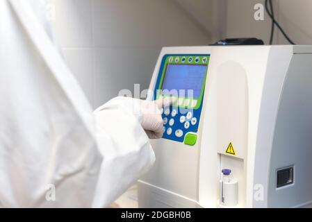 Test médical scientifique avec analyse hématologique automatisée. Banque D'Images