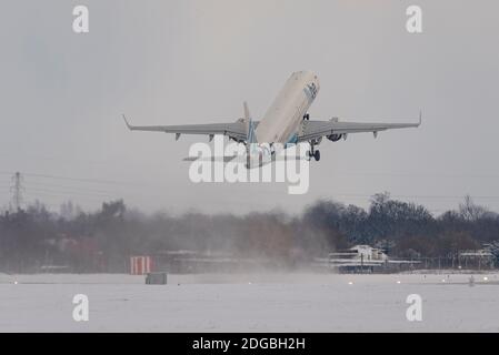 Flybe Embraer ERJ-195 décollage à l'aéroport Southend de Londres dans la neige pendant la bête du phénomène météorologique est. Conditions climatiques froides Banque D'Images