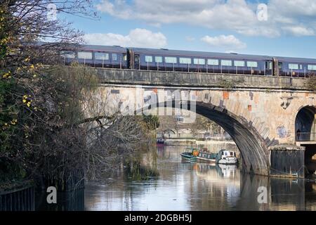 Royal Soverign train Carris traversant le pont à l'extérieur de la gare de Bath lors de la visite du Prince William et de Kate à Bath, Somerset, Royaume-Uni, le 8 décembre 2020 Banque D'Images