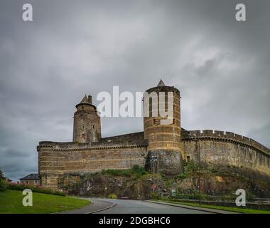 Fougeres, France, 2020 sept., vue de l'extérieur du château de Fougeres par une journée de fonte Banque D'Images