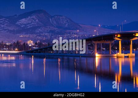 Pont du lac Okanagan au-dessus du lac Okanagan, Kelowna, vallée de l'Okanagan, Canada Banque D'Images