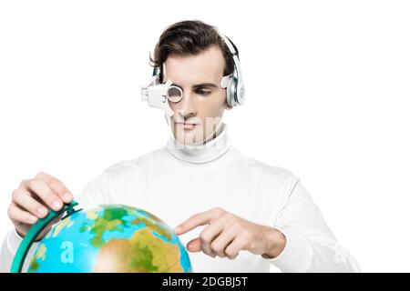 Cyborg homme dans la lentille d'oeil et le casque pointant avec le doigt au globe sur un premier plan flou isolé sur blanc Banque D'Images