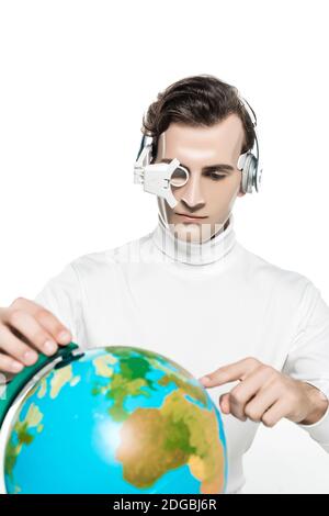 Cyborg homme dans la lentille d'oeil et les écouteurs pointant vers le monde sur un premier plan flou isolé sur blanc Banque D'Images