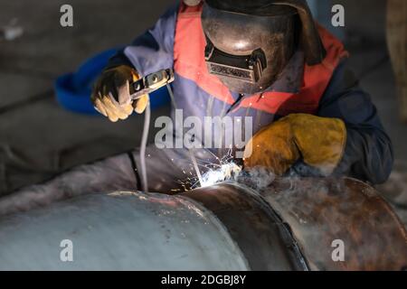 Soudage manuel à l'arc d'éléments de tuyauterie de grand diamètre Banque D'Images