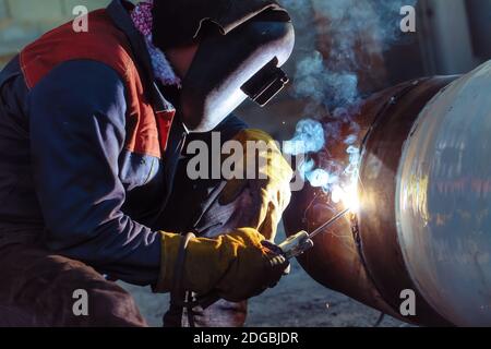 Soudage manuel à l'arc d'éléments de tuyauterie de grand diamètre Banque D'Images
