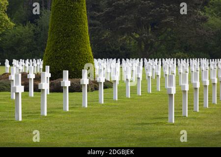 Croix chrétienne marquant les tombes des soldats américains tombés, cimetière et mémorial américain, Colleville-sur-Mer, plages du jour J, Calvados, Normandie, France Banque D'Images