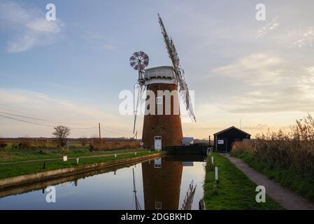 Horsey Windpump à Norfolk au coucher du soleil Banque D'Images