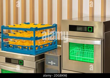 Porte-verres pour lave-vaisselle au comptoir dans la cuisine du restaurant Banque D'Images