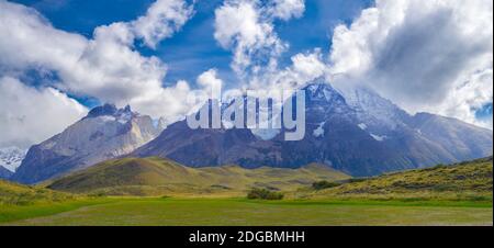 Vue sur le Monte Almirante Nieto (R) et Cerro Paine Grande (L), parc national Torres Del Paine, Chili Banque D'Images