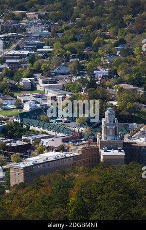 Vue imprenable sur la ville depuis Hot Springs Mountain Tower, Hot Springs, comté de Garland, Arkansas, États-Unis Banque D'Images