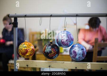 Moscou, Russie. 8 décembre 2020. Des ornements de Noël décorés à la main sont vus à l'usine de peinture décorative de Zhotovo, dans la région de Moscou, en Russie, le 8 décembre 2020. Zhotovo est un centre d'art populaire russe célèbre pour ses plateaux peints décorés de petits pains de fleurs. Crédit: Maxim Chernavsky/Xinhua/Alay Live News Banque D'Images