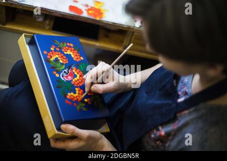 Moscou, Russie. 8 décembre 2020. Un artiste décore une boîte à l'usine de peinture décorative de Zhotovo, dans la région de Moscou, en Russie, le 8 décembre 2020. Zhotovo est un centre d'art populaire russe célèbre pour ses plateaux peints décorés de petits pains de fleurs. Crédit: Maxim Chernavsky/Xinhua/Alay Live News Banque D'Images