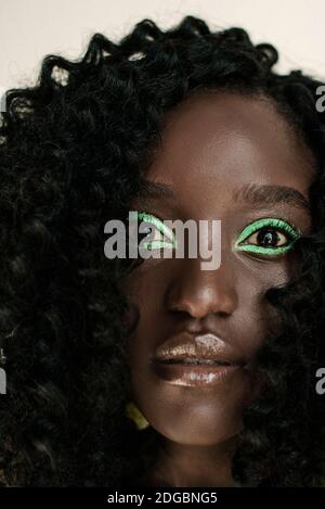 Portrait d'une belle femme africaine à maquillage vert Banque D'Images