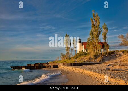 Phare sur la côte, phare de point Betsie, lac Michigan, Comté de Benzie, Frankfort, Michigan, États-Unis Banque D'Images