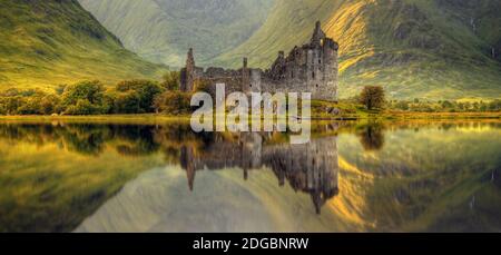 Le château de Kilchurn se reflète à Loch Awe, Argyll et Bute, Highlands écossais, Écosse Banque D'Images