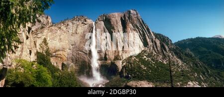 Eau tombant de rochers dans une forêt, chute de Bridalveil, Yosemite Valley, parc national de Yosemite, Californie, États-Unis Banque D'Images