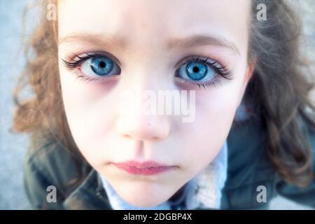 Gros plan Portrait d'une belle fille avec des yeux bleus perçant Banque D'Images