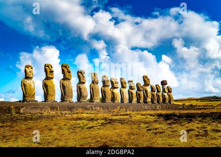 Le Moais de 15 à l'AHU Tongariki à Rapa Nui National Parc sur l'île de Pâques Banque D'Images