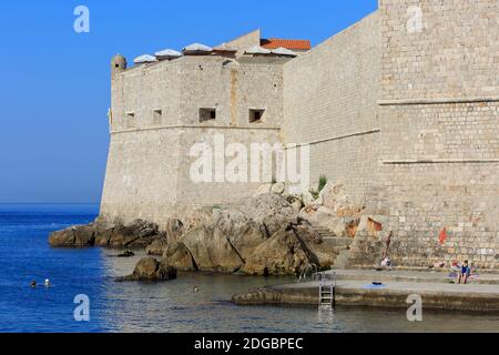 La Tour médiévale/Bastion de Saint Sauveur (Sveti Spasitelj) à la vieille ville de Dubrovnik, Croatie, le beau jour d'été Banque D'Images