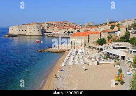 Plage de Banje (Plaža Banje) à Dubrovnik, Croatie, un beau matin d'été Banque D'Images