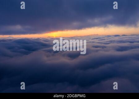Lever de soleil au-dessus d'un tapis de nuages, Salzbourg, Autriche Banque D'Images