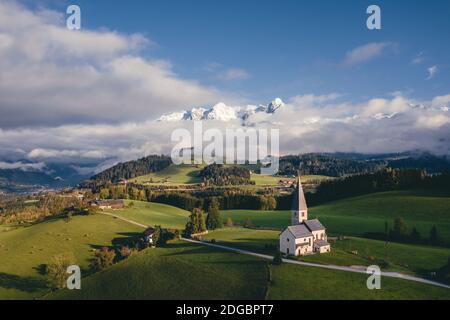 Vue aérienne de l'église St Primus, Mont Buchberg, Bischofshofen, Autriche Banque D'Images